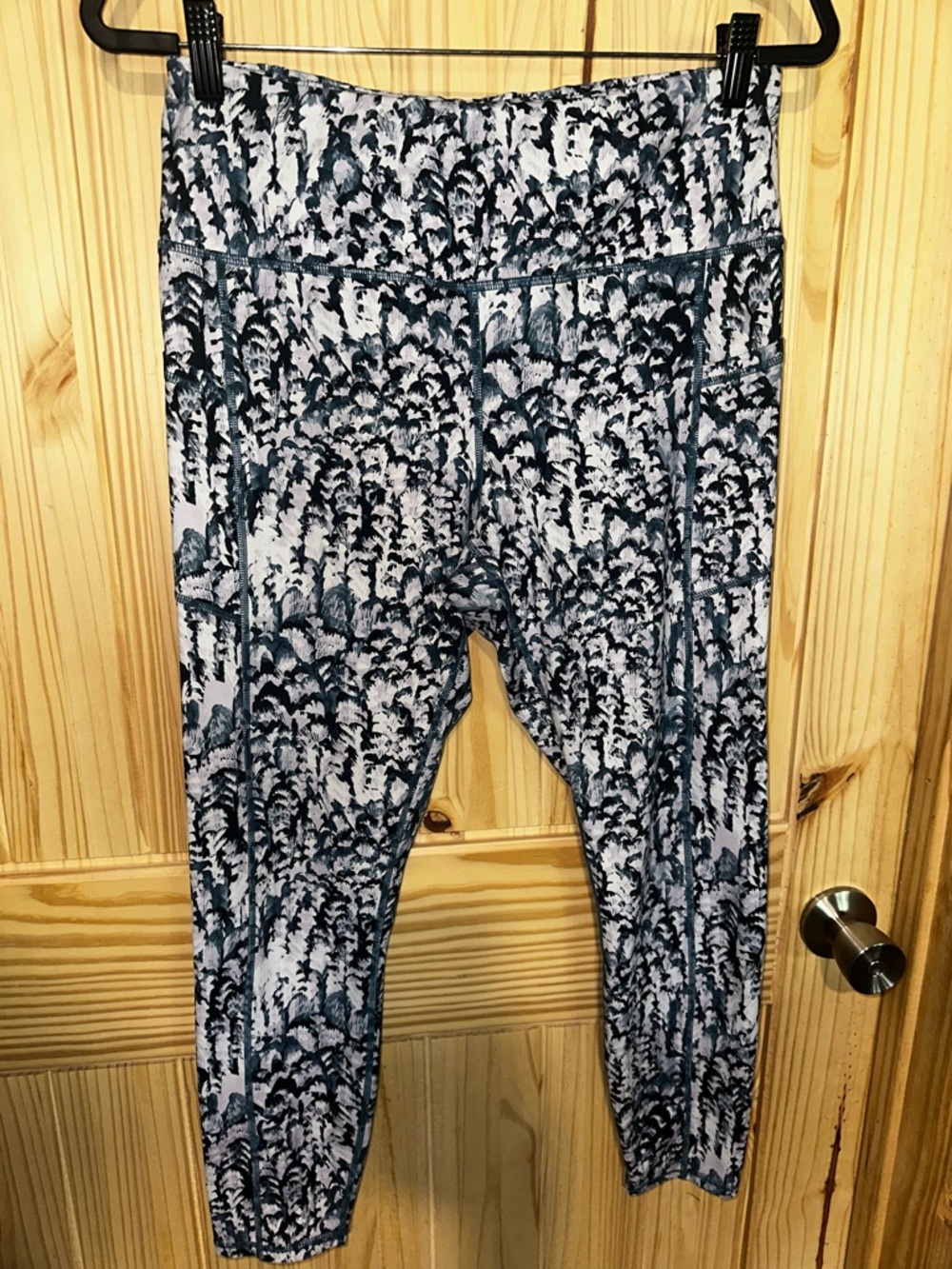 Patterned Active Leggings in blue and White